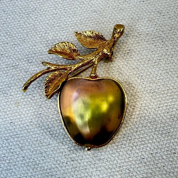 Sarah Coventry Golden Glowing Glass Apple Brooch Gold Tone Marked Vintage MCM - Picture 1 of 9